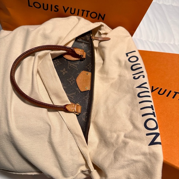 Authentic Louis Vuitton Turenne MM Monogram dust bag and box included. Well-kept - Picture 15 of 15